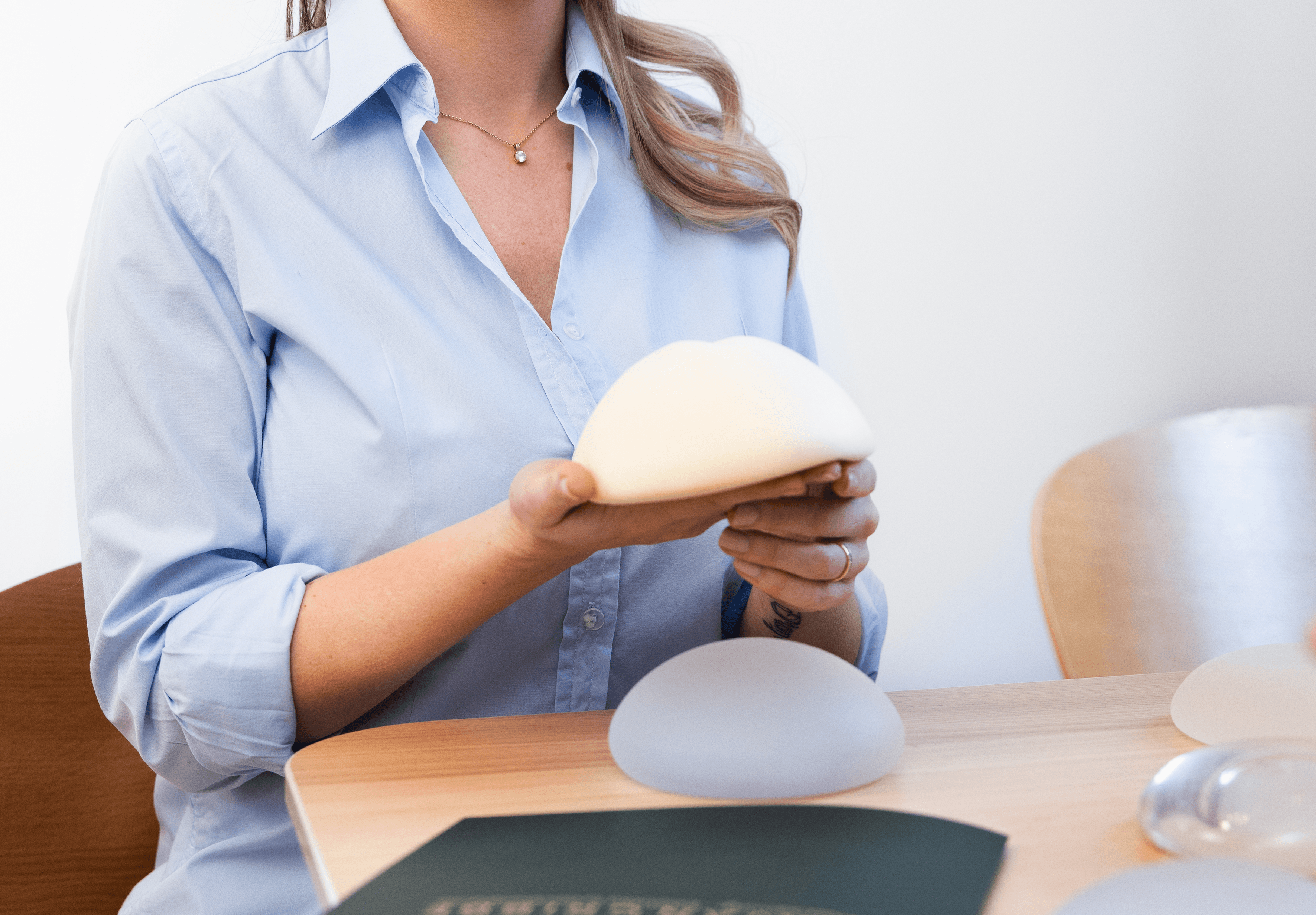 Bild på en patient som håller i ett implantat från Polytech